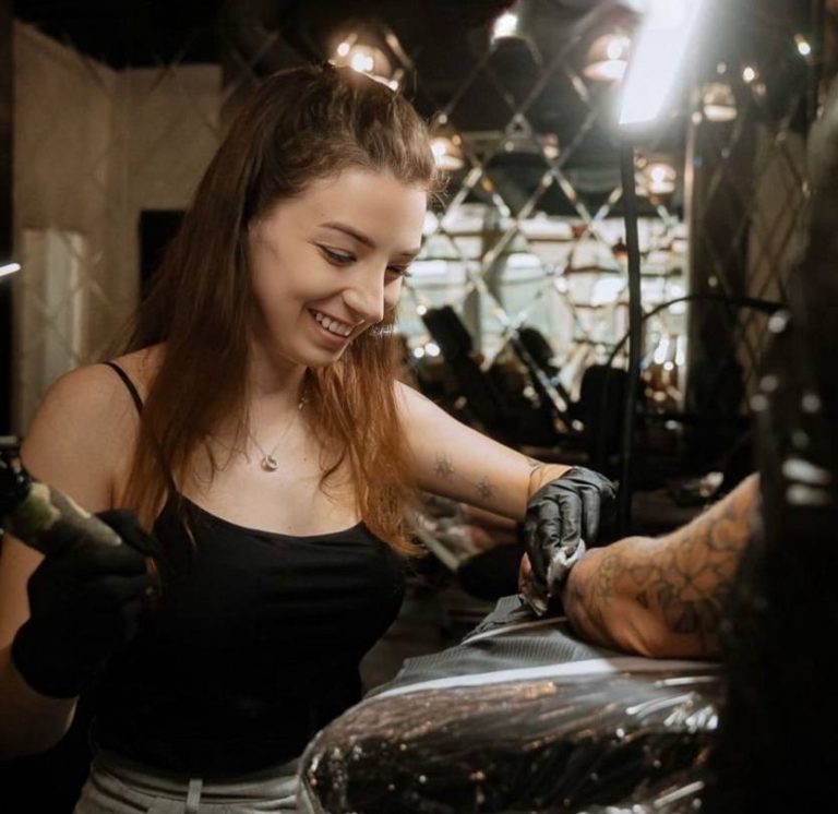 Erfaren tatovør lager fineline-tatovering i Larvik studio